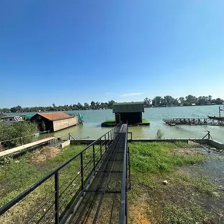 Familyhouse And Houseboat Gapedi Sava Dom wakacyjny *